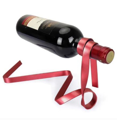 Weinregal mit farbigem Band